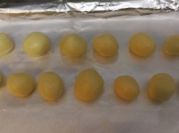 step5: 預熱焗爐180℃，
將麵糰分成 15至20克(湯圓大小)一份，置於焗爐紙上，約可搓成18-22粒；