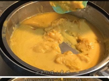 step3: 加入雲呢拿油，拌勻。或可買雲呢拿枝 (香草豆莢) 切用刀刮出黑色的香草籽加進去，也能取得香味，不不過奶黃餡混合了香草籽的黑色點點，視覺上會不漂亮。加入牛油。