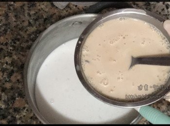 step5: 將酵母水倒進粉漿攪拌，再加入泡打粉，半茶匙油拌勻。