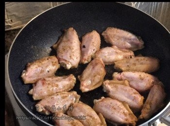 step3: 開中火油滾後，加入<a href="https://bit.ly/3zHU5V3" target="_blank" data-keyword="雞翼" class="guide-link"><strong>雞翼</strong></a> <span style="display:inline-block;vertical-align:middle;margin-top:-3px;color:initial;border-radius:3px;padding:2px 3px;font-size:12px;line-height:14px;background:#87d300;color:#fff;">即買</span> 煎至半熟，轉細火煎至熟透。