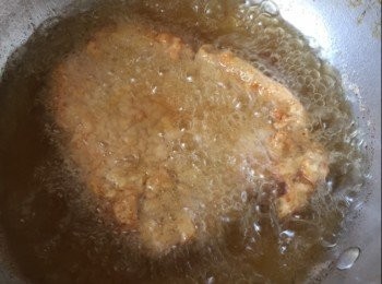 step4: 然後先試油温，將豬扒下鍋炸至微金黃色夾起，過一陣子再下鍋炸約30秒，盛起。