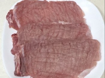 step1: 首先把豬扒清洗，抹乾。
然後用刀背剁豬扒的面同底至平均