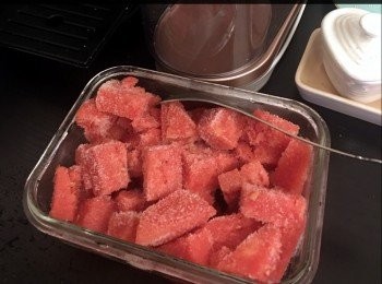 step1: 將西瓜雪過夜，製成冰粒。