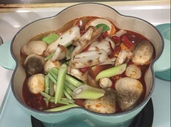 step3: 爆香之後，加水及冬陰公醬轉中火煮5分鐘，然後將其他材料全部加入，水滾後，細火煮10分鐘，最後將蝦及芫荽加入，小火煮3分鐘，熄火後加入青檸汁攪拌即成