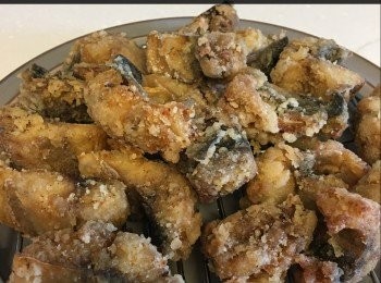 step3: 預備滾油，將沾滿粟粉既鯖魚放入鍋中，炸至硬身及金黃色，夾起再返炸一次，夾起瀝乾油份

將醬汁倒入鍋中，煮至滾起熄火，將炸左既鯖魚倒入醬中拌勻，最後灑下花生碎