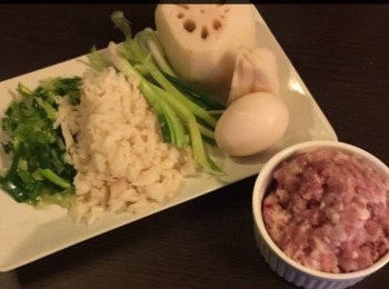 step1: <span class="group_1">食材</span>：
蓮藕1節
葱2湯匙
香芹2湯匙
豬肉12安士
蛋1隻
麵粉1湯匙


洗淨葱及香芹，切粒備用。
豬肉洗淨切粒。
