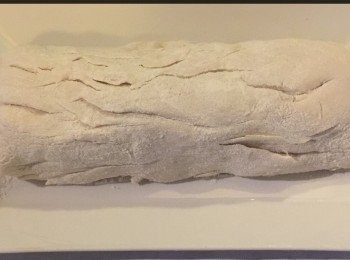 step5: 將麵糰放在平面枱上，灑上一些麵粉，把麵搓成條狀。