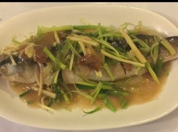 step6: 最後淋上芡汁，加上薑，葱絲花和鹹檸於魚面上便成。
要趁熱食因為蒸魚要熱才好吃。



想知道我更多食譜，可去我Facebook 專頁。

https://m.facebook.com/carlineki/
