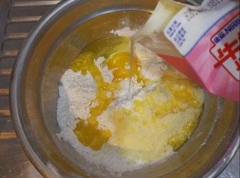 step3: 逐小加入牛奶搓成麵糰。
(過程中要壓開粉粒，以免焗好的麻糬波波內有粉粒。)