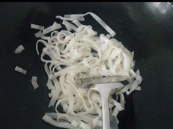 step3: 大火燒鑊，至鑊底變白，加下1湯匙油浪勻鑊，下河粉兜炒至有少許微焦，加下生抽適量兜勻，使其有底味，摌出盛於碟內。