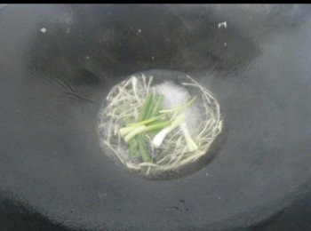 step5: 燒紅鑊，加下生油1湯匙，下鹽半茶匙，薑絲同爆香，灒下半碗滾水，下砂糖，蒽度，生粉水芶芡。