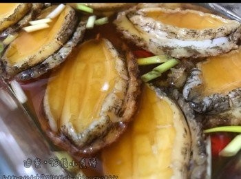 step5: 鮑魚仔放入玻璃器皿，蓋上蓋放置下格雪8小時，完成。