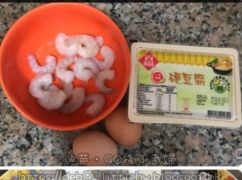 step1: 清洗蝦仁，用廚房紙巾吸乾水份。