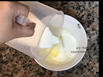 step2: 牛奶分兩次混合到蛋白液，然後用篩過濾用倒進另一器皿。