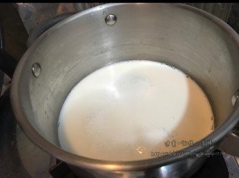step1: 雞蛋只取蛋黃打均勻，將牛奶用細火煮熱，再落砂糖煮溶，即可。