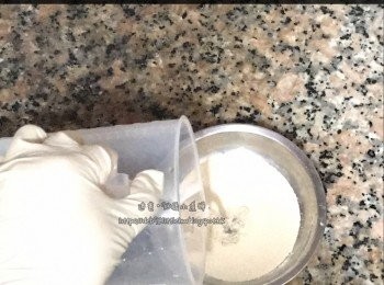 step4: 用一湯匙水拌勻酵母和少許糖。