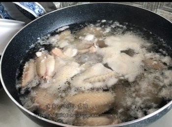 step1: <a href="https://bit.ly/3zHU5V3" target="_blank" data-keyword="雞翼" class="guide-link"><strong>雞翼</strong></a> <span style="display:inline-block;vertical-align:middle;margin-top:-3px;color:initial;border-radius:3px;padding:2px 3px;font-size:12px;line-height:14px;background:#87d300;color:#fff;">即買</span> 洗淨，水滾後大火煮10分鐘，熄火焗20分鐘。