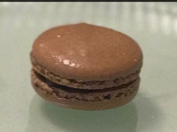 step8: 配對近似尺碼的瑪卡龍殻，將甘勒許放進唧袋並唧在一塊瑪卡龍殻，再蓋上另一近似尺碼的瑪卡龍殻即成。