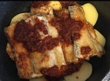 step3: 在鍋內，最底放洋蔥，跟住放薯仔，面放魚，然後淋上<span class="group_2">醬料</span>煮 20分鐘，薯仔熟之後，放葱，菇，辣椒，再煮 5分鐘，就 ok 喇👍🏻