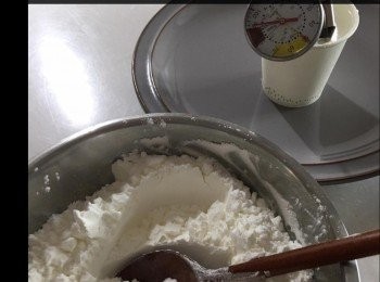 step4: 將粉團分4份，每一份搓成棒狀切粒，用麵粉棍推平，待用既粉團用膠袋裝住保濕