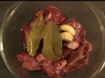 step1: 1 磅美國牛肉，切粒。