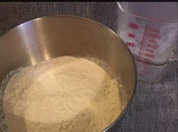 step1: <span class="group_1">餡皮</span>：
中筋麵粉3杯
發粉1茶匙
滾水1杯
冷水半杯
植物油1茶匙