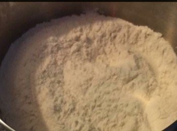 step1: 披薩麵糰（Pizza Dough)
<span class="group_1">食材</span>：
3 -3/4杯中筋麵粉。
1 -1/2杯温水。
1湯匙糖。
1包乾酵母（dry yeast)。
1 -1/2茶匙鹽。
3湯匙橄欖油。