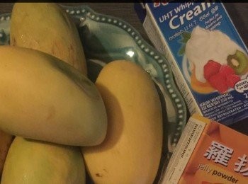 step4: 食材：
4-5隻芒果。
3 湯匙藍梅。
1合鮮忌廉。
1合芒果啫喱粉。