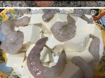 step2: 豆腐切粒，然後打雞蛋兩隻打散發好，再添加同雞蛋同等份量的水，注入發好雞蛋液中，溶合。