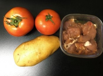 step1: 早一晚買定<span class="group_1">材料</span>，瘦肉切片/ 免治(用牛肉/ 豬骨亦得)醃好瘦肉，放入雪櫃。
蕃茄薯仔我會選擇喺公司切，因為薯仔會氧化呀！！
如果公司真係唔方便，喺屋企切好用鹽水浸住薯仔啦。