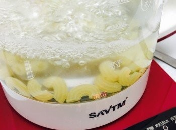 step3: 記得通粉要出水。。。。備用。
冬菇切片備用。