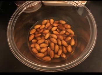 step1: 將杏仁浸水約六小時。