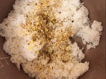 step2: 挑選自己喜愛的飯素，加落米飯一起撈混備用。