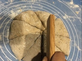 step6: 把麵糰切成八份。