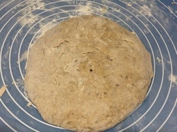 step5: 再把藏了芝士的麵糰略壓平。