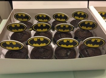 step1: 預熱焗爐至160C, 並預先預備好6個蛋糕紙杯放在杯型蛋糕焗盆內