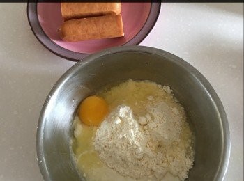 step1: 將粉，奶，蛋，胡椒粉攪勻，腸仔一開二