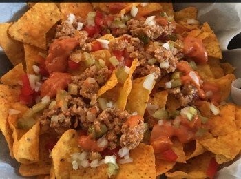 step1: 首先焗爐預熱 15分鐘，在焗盤上放一張焗爐紙，然後逐層放粟米片，材料