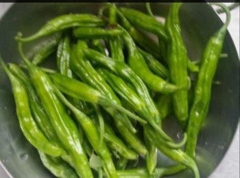 step1: 首先落少少油炒下糯米椒，跟住落小魚仔，落適量既糖醬同豉油，調好味後加矮瓜，雞脾菇，最後加花生，芝麻，好好送飯！