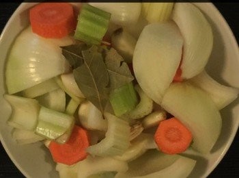 step2: 洋蔥2 個，紅蘿蔔2 個和西芹2瓣，洗淨切片備用。
蒜2瓣。
薑1 片。