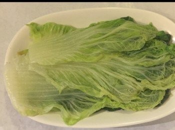 step2: 白菜菜10片。

白菜用熱水煮片刻至菜葉軟身後，取出放入冷水中，然後以廚房紙巾拭乾備用。