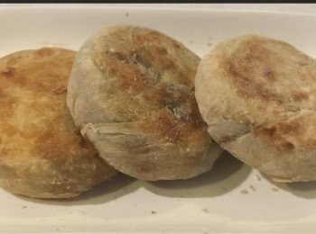 step7: 熱鍋放入豆沙燒餅，以慢火去煎，直至外皮熟及金黃色便可上碟。



想知道我更多食譜，可去我Facebook 專頁。
https://m.facebook.com/carlineki/