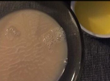 step2: 將温水和糖倒入大碗中，撒上酵母，放置於溫室中直至發泡。