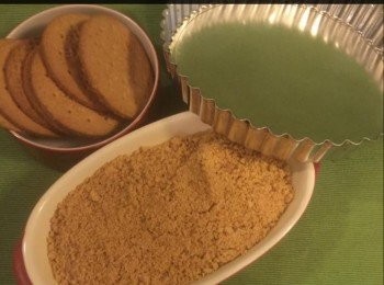 step3: 將餅亁放在Ziploc膠袋內，將它壓碎中，直到它變成碎屑。