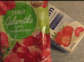 step2: 派餡：
將士多啤梨啫喱粉加入熱水去攪勻粉末，然後待啫喱粉溶解後及再加冷水攪勻後，放入雪櫃冷藏至少2個鐘，直至凝成啫喱備用。