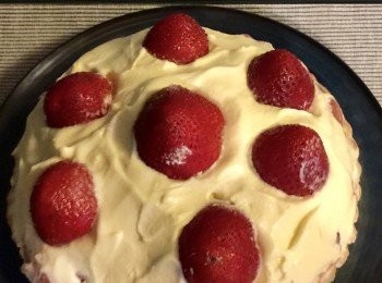 step6: 最後將忌廉塗於派面上並以剩餘的士多啤梨作裝飾便成。


想知道我更多食譜，可去我Facebook 專頁。
https://m.facebook.com/carlineki/