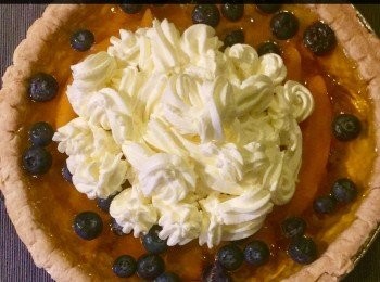 step8: 上桌時加上鮮忌廉於芒果啫喱派上便成。



想知道我更多食譜，可去我Facebook 專頁。
https://m.facebook.com/carlineki/