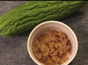 step1: <span class="group_1">食材</span>：
涼瓜1個，切粒粒。
菜脯粒切粒粒，亦可買包裝的。

少許鹽、糖和胡椒粉。
植物油1-2 湯匙。