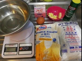 step1: 糯米粉、木薯粉過篩一次，加入芝士粉、鹽備用。