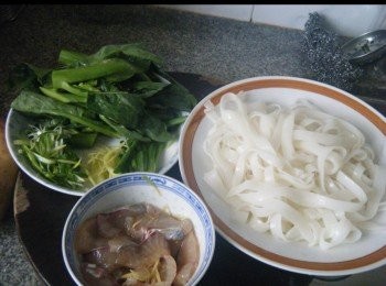 step2: 1/  芥蘭遠洗淨，切成度。


2/  河粉揚鬆。


3/  鯇魚片用調味料拌勻。